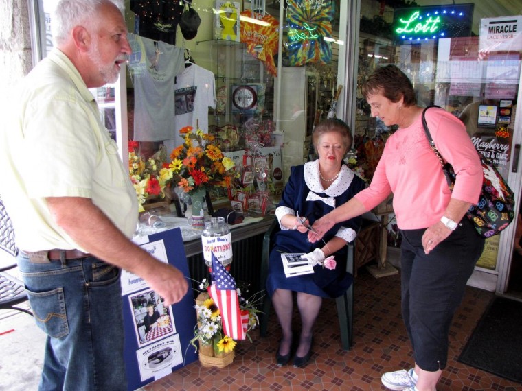 Mayberry impersonators liven up Mount Airy festival